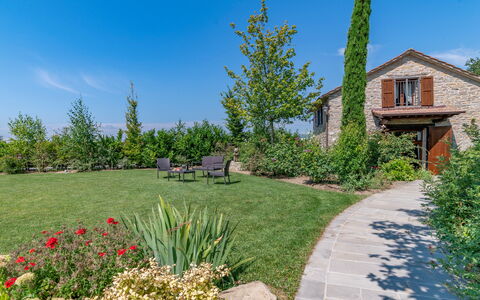 Villa Torre Delle Rose - Firenzuola, Private Pool,: Ciel, Plante, Propriété, Communauté Des Plantes, Bâtiment, Arbre, Paysage Naturel, Végétation, Lot Terre, Fenêtre