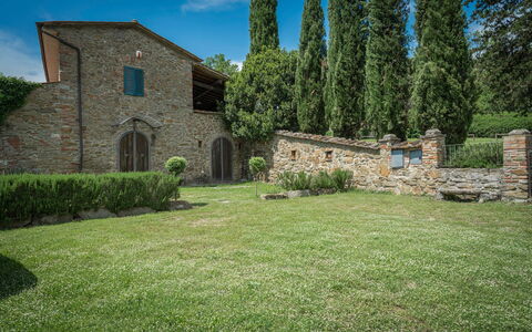 Borgo La Casina - Badia Agnano, Toscana: Plante, Ciel, Propriété, Nuage, Paysage Naturel, Arbre, Lot Terre, Végétation, Architecture, Fenêtre