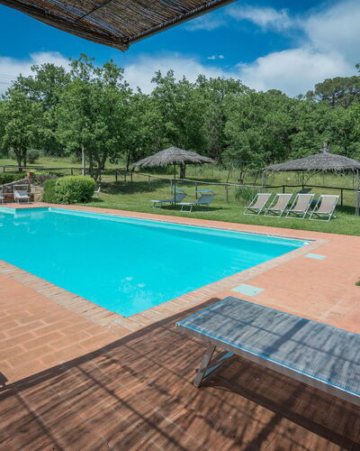 Borgo La Casina - Badia Agnano, Toscana: L'Eau, Ciel, Propriété, Plante, Piscine, Bâtiment, Nuage, Ombre, Bleu Azur, Arbre