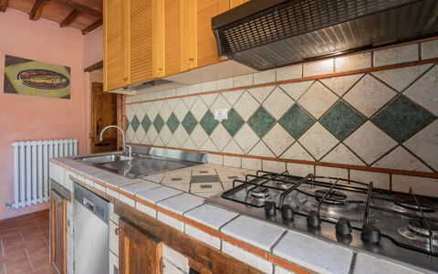 Colle Degli Ulivi - Cortona, Pool, Nature, Privacy: Propriété, Cabinetry, Comptoir, Cuisinière, Bois, Cuisine, Robinet, Design Intérieur, Bâtiment, Sol