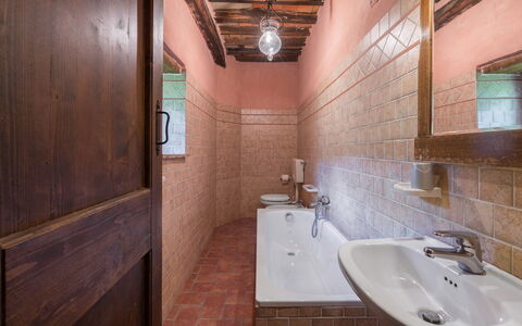 Colle Degli Ulivi - Cortona, Pool, Nature, Privacy: Marron, Miroir, Robinet, Luminaire Plomberie, Évier, Propriété, Bâtiment, Lavabo, Salle De Bains, Bois