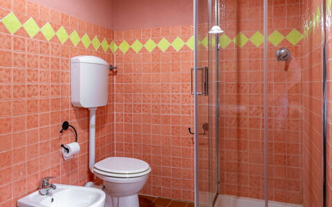 Fonte Nuova - Badia Agnano, Toscana: Luminaire Plomberie, Salle De Bains, Sol, Design Intérieur, Sol, Plomberie, Toilette, Évier, Robinet, Tuile