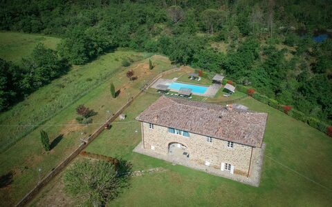 Leopolda In Selvarella Pool And Wi-fi: Bâtiment, Lot Terre, Pente, Paysage Naturel, Maison, Paysage, Herbe, Arbre, Prairie, Design Urbain