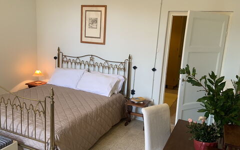 Massarosa Front Lake, The Gargoyles: Meubles, Lit, Chambre, Mur, Literie, Design Intérieur, Drap De Lit, Bois, Sol, Sol