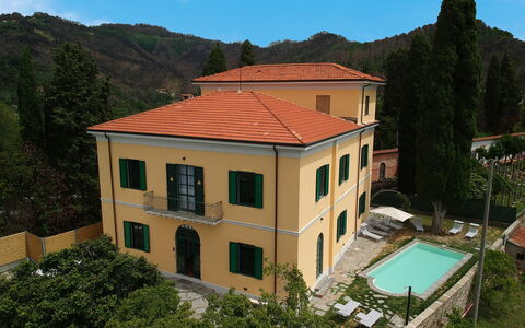 Massarosa Front Lake, The Gargoyles: Ciel, Bâtiment, Fenêtre, Plante, Arbre, Nuage, Maison, Zone Résidentielle, Montagne, Immobilier