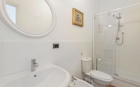 Massarosa Front Lake, The Gargoyles: Miroir, Luminaire Plomberie, Robinet, Lavabo, Évier, Bâtiment, Salle De Bains, Noir, Violet, Design Intérieur