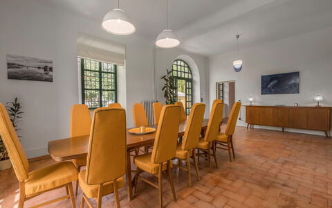 Massarosa Front Lake, The Gargoyles: Meubles, Propriété, Chaise, Fenêtre, Table, Bois, Design Intérieur, Cadre, Salle, Sol