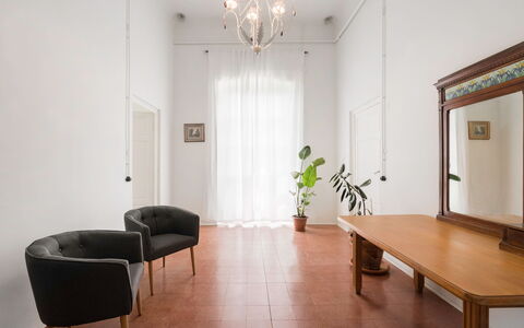 Massarosa Front Lake, The Gargoyles: Table, Meubles, Plante, Bâtiment, Plante D'Appartement, Bois, Chaise, Design Intérieur, Sol, Salon