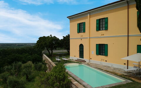 Massarosa Front Lake, The Gargoyles: Nuage, Ciel, Bâtiment, Propriété, Fenêtre, L'Eau, Plante, Bleu Azur, Piscine, Lot Terre