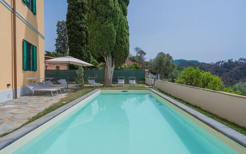 Massarosa Front Lake, The Gargoyles: L'Eau, Ciel, Plante, Bâtiment, Piscine, Fenêtre, Bleu Azur, Arbre, Ombre, Loisir