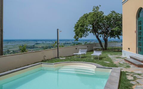 Massarosa Front Lake, The Gargoyles: L'Eau, Plante, Propriété, Jour, Ciel, Bleu, Bleu Azur, Piscine, Arbre, Architecture