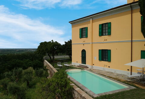 Massarosa Front Lake, The Gargoyles: Nuage, Ciel, Bâtiment, Propriété, Fenêtre, L'Eau, Plante, Bleu Azur, Piscine, Lot Terre