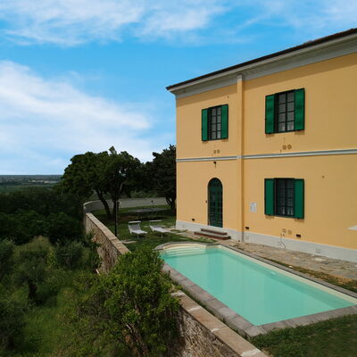 Massarosa Front Lake, The Gargoyles: Nuage, Ciel, Bâtiment, Propriété, Fenêtre, L'Eau, Plante, Bleu Azur, Piscine, Lot Terre