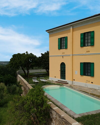 Massarosa Front Lake, The Gargoyles: Nuage, Ciel, Bâtiment, Propriété, Fenêtre, L'Eau, Plante, Bleu Azur, Piscine, Lot Terre