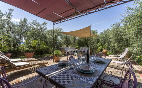 Casa Anita - Castellina In Chianti - Granaio, Tosc: Meubles, Propriété, Table, Chaise, Ciel, Plante, Pot De Fleur, Ombre, Mobilier De Jardin, Architecture