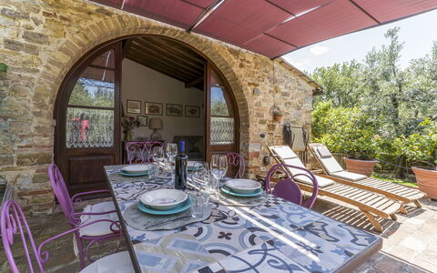 Casa Anita - Castellina In Chianti - Granaio, Tosc: Meubles, Table, Propriété, Plante, Chaise, Bâtiment, Design Intérieur, Architecture, Fenêtre, Maison
