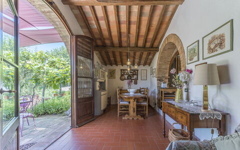 Casa Anita - Castellina In Chianti - Granaio, Tosc: Table, Plante, Meubles, Plante D'Appartement, Chaise, Bâtiment, Design Intérieur, Porche, Architecture, Bois