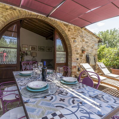 Casa Anita - Castellina In Chianti - Granaio, Tosc: Meubles, Table, Propriété, Plante, Chaise, Bâtiment, Design Intérieur, Architecture, Fenêtre, Maison