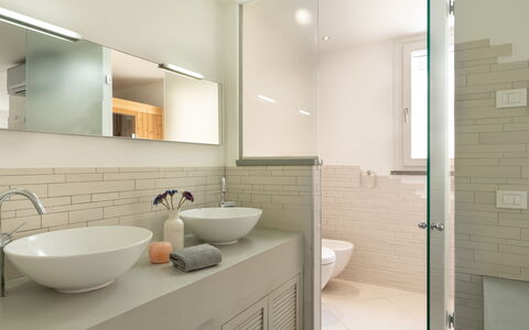 Luxury Green Marignana Villa, Versilia, Pool, Ac,: Miroir, Robinet, Évier, Propriété, Luminaire Plomberie, Lavabo, Armoire De Toilette, Salle De Bains, Cabinetry, Design Intérieur