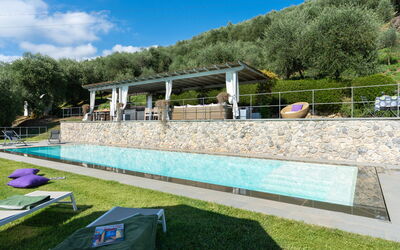 Luxury Green Marignana Villa, Versilia, Pool, Ac,: Ciel, Nuage, Plante, Arbre, Ombre, Piscine, Herbe, Loisir, Design Urbain, Des Loisirs