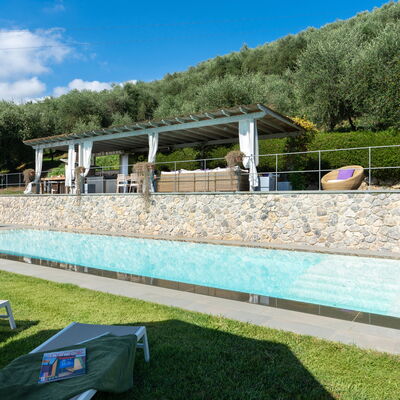 Luxury Green Marignana Villa, Versilia, Pool, Ac,: Ciel, Nuage, Plante, Arbre, Ombre, Piscine, Herbe, Loisir, Design Urbain, Des Loisirs