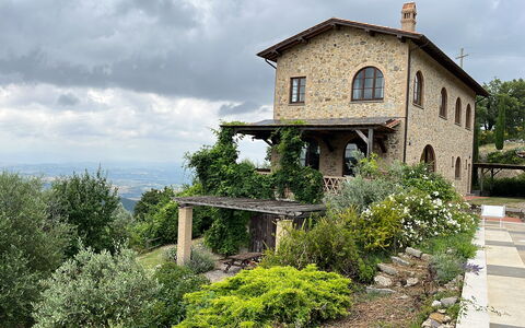 Villa Monticello: Ciel, Plante, Nuage, Bâtiment, Fenêtre, Arbre, Maison, Herbe, Chalet, Paysage Naturel