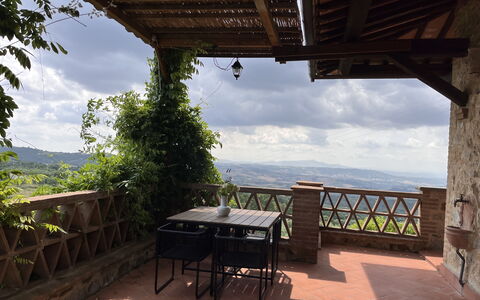 Villa Monticello: Ciel, Propriété, Plante, Nuage, Ombre, Table, Bois, Arbre, Mobilier De Jardin, Immobilier