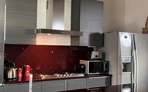 Villa Monticello: Cabinetry, Comptoir, Cuisine, Bâtiment, Bois, Design Intérieur, Cuisinière, Appareil De Cuisine, Sol, Sol