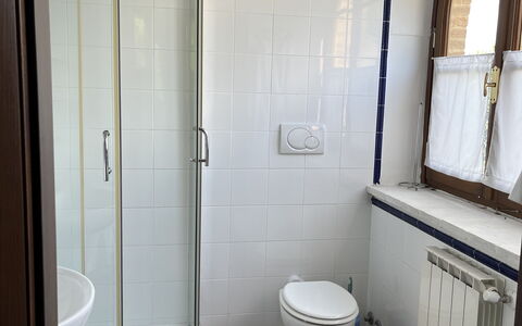 Villa Monticello: Propriété, Luminaire Plomberie, Siège De Toilette, Salle De Bains, Fenêtre, Toilette, Porte De Douche, Design Intérieur, Douche