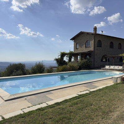 Villa Monticello: Nuage, L'Eau, Plante, Ciel, Bâtiment, Piscine, Arbre, Maison, Ombre, Rectangle