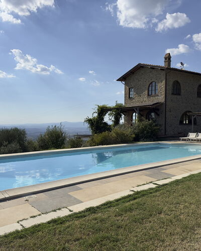 Villa Monticello: Nuage, L'Eau, Plante, Ciel, Bâtiment, Piscine, Arbre, Maison, Ombre, Rectangle