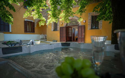 Villa Recanati, Val D'orcia, Private Pool, Jacuzzi: L'Eau, Bâtiment, Propriété, Fenêtre, Plante, Arbre, Lumière Du Soleil, Maison, Herbe, Zone Résidentielle