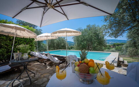 Villa Recanati, Val D'orcia, Private Pool, Jacuzzi: L'Eau, Propriété, Plante, Meubles, Ciel, Table, Bleu Azur, Ombre, Vaisselle, Chaise