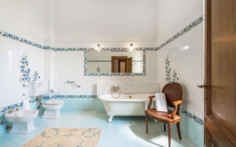 Villa Recanati, Val D'orcia, Private Pool, Jacuzzi: Miroir, Luminaire Plomberie, Évier, Robinet, Bleu Azur, Lavabo, Violet, Armoire De Toilette, Salle De Bains, Bâtiment