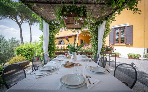 Villa Recanati, Val D'orcia, Private Pool, Jacuzzi: Table, Plante, Vaisselle, Propriété, Meubles, Bâtiment, Chaise, Nappe De Table, Vaisselle, Design Intérieur