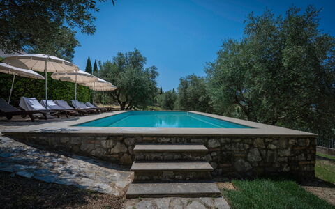 Villa Recanati, Val D'orcia, Private Pool, Jacuzzi: L'Eau, Ciel, Bâtiment, Plante, Piscine, Ombre, Arbre, Rectangle, Maison, Mobilier De Jardin