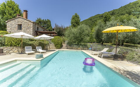 Fienile Di Fabio - Colline Fiorentine Vaiano, Tosc: L'Eau, Plante, Meubles, Propriété, Piscine, Bâtiment, Arbre, Mobilier De Jardin, Ciel, Ombre