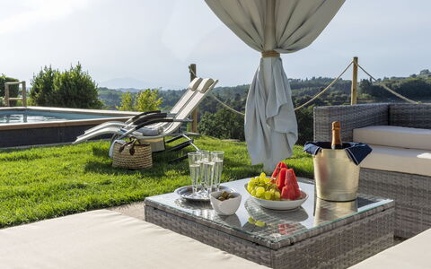 Villa Zara: Ciel, Propriété, Table, Plante, Bâtiment, Mobilier De Jardin, Aliments, Herbe, Arbre, Design Urbain