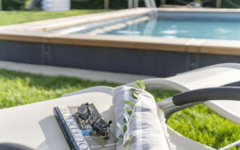 Villa Zara: L'Eau, Blanc, Lumière, Vert, Plante, Herbe, Ligne, Conception Automobile