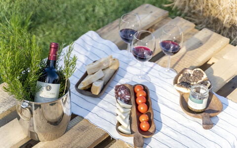 Villa Zara: Aliments, Vaisselle, Table, Bois, Ingrédient, Cuisine, Bouteille, Plante, Serveware