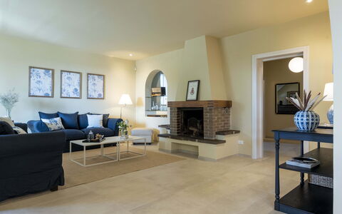 Villa Zara: Propriété, Cadre, Canapé, Salon, Sol, Plante D'Appartement, Sol, Table, Immobilier, Bois