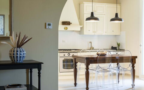 Villa Zara: Meubles, Table, Cabinetry, Bâtiment, Bois, Cuisine, Éclairage, Design Intérieur, Rayonnage, Salon