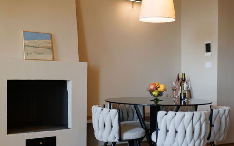 Casa Novecento: Table, Meubles, Propriété, Bois, Éclairage, Orange, Chaise, Design Intérieur, Maison, Sol