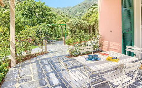 La Casa Dei Glicini - Levanto: Plante, Bâtiment, Ciel, Mobilier De Jardin, Ombre, Loisir, Zone Résidentielle, Design Urbain, Piscine, Immobilier