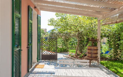 La Casa Dei Glicini - Levanto: Plante, Ombre, Bois, Mobilier De Jardin, Sol, Sol, Immobilier, Piscine, Loisir, Rectangle