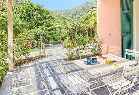 La Casa Dei Glicini - Levanto: Plante, Bâtiment, Ciel, Mobilier De Jardin, Ombre, Loisir, Zone Résidentielle, Design Urbain, Piscine, Immobilier