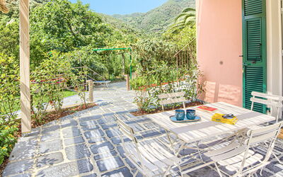 La Casa Dei Glicini - Levanto: Plante, Bâtiment, Ciel, Mobilier De Jardin, Ombre, Loisir, Zone Résidentielle, Design Urbain, Piscine, Immobilier