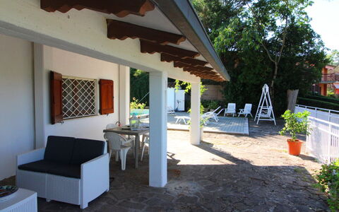 Pupa House: Plante, Bâtiment, Ombre, Arbre, Zone Résidentielle, Immobilier, Façade, Plante D'Appartement, Bois, Toit