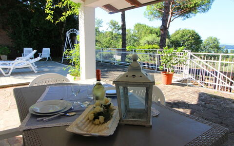Pupa House: Table, Vaisselle, Plante, Meubles, Ciel, Bâtiment, Arbre, Chaise, Design Intérieur, Mobilier De Jardin