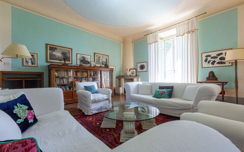 Castello Di Quarate: Meubles, Cadre, Bleu Azur, Canapé, Salon, Table, Design Intérieur, Sol, Lampe, Confort